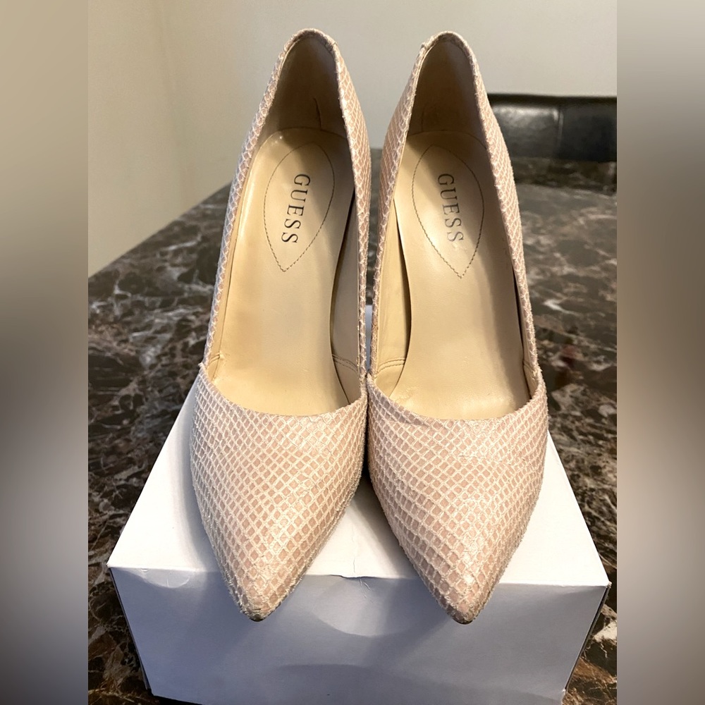 GUESS WOMEN’S POINTED TOE CLASSIC PUMP. - Picture 5 of 13